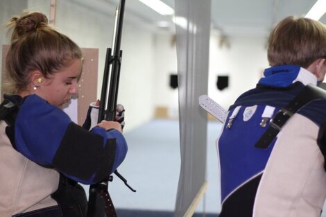 Schietsport Jeugd schutters in actie op de schietbaan